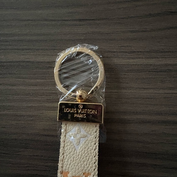 Louis Vuitton Tan and Gold Key Holder - Picture 2 of 2